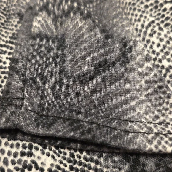 Olivia Rae V-neck Black and Gray Snake Print Long Sleeve Top Slim Size XL - Picture 9 of 9